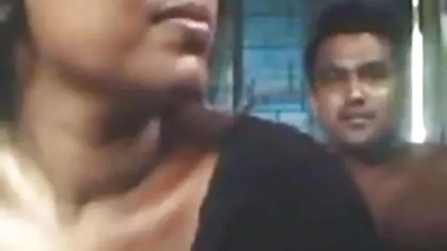 लड़की गुलाबी लेटेक्स के साथ बड़े स्तन और चमकदार झालर बीपी सेक्सी फिल्म पेंटीहोज