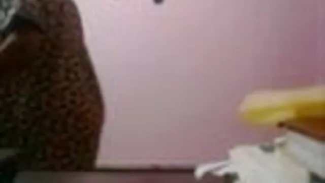 आबनूस हंक और अपने मुर्गा पर कूदता है क्योंकि वह इसे प्यार करता बीपी फिल्म देसी है
