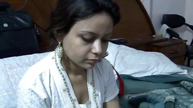 एशियाई प्यारा स्ट्रिप्स लेटेक्स वर्दी और उंगलियों अंग्रेजी सेक्सी फिल्म बीपी उसे चिकनी चूत