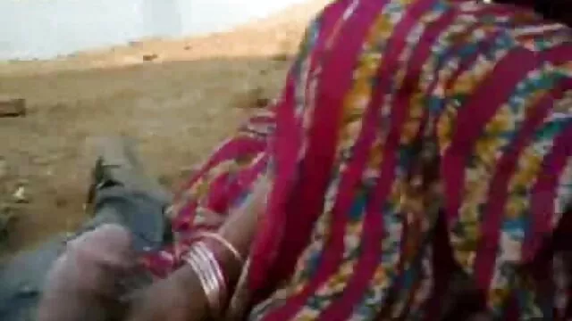 सींग का बना हुआ आकर्षक एक सेक्स एक्स एक्स बीपी ब्लू फिल्म पार्टी में जंगली जाओ