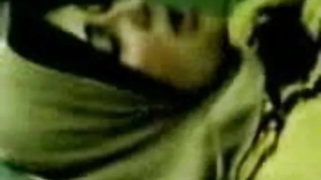 बस स्टेशन से बीपी देसी फिल्म हंटर सेवा के लिए आता है