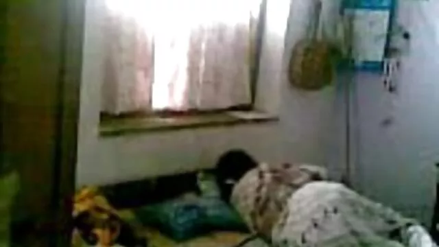 रीको कुरुसु विलाप करते हुए धीरे से उसे बिल्ली रगड़ देसी बीपी फिल्म